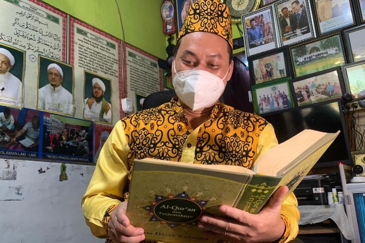 Muhammad Damanhuri, pria asal Kabupaten Landak, Kalimantan Barat (Kalbar) ini merupakan salah satu orang yang mempelopori adanya terjemahan Al Quran ke bahasa Dayak Kanayatn. Menurut Daman, meneterjemahkan Al Quran ke dalam bahasa ibu itu untuk memudahkan proses dakwah.