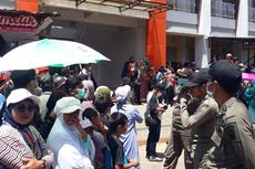 Warga Berdesakan Menanti Jokowi di Pasar Rakyat Malindungi