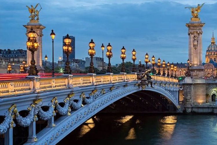 Jembatan Pont Alexandre III yang mewah merupakan salah satu landmark paling romantis di Paris.