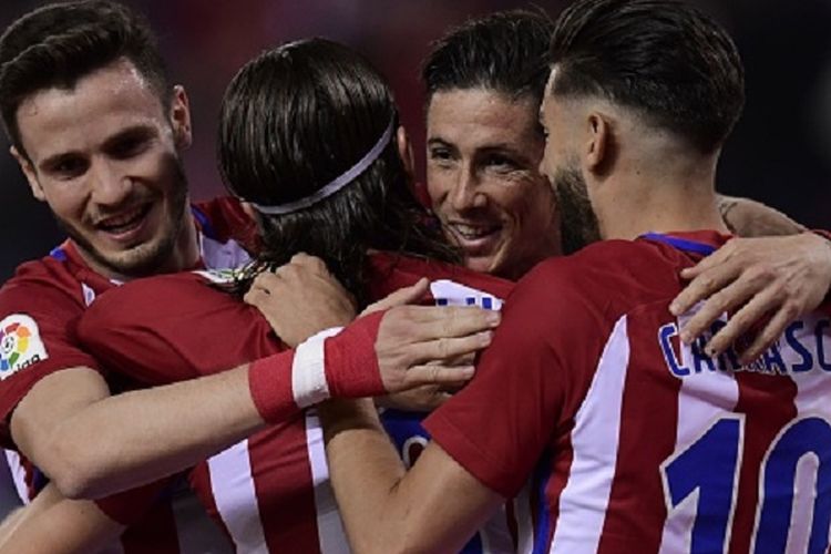 Para pemain Atletico Madrid merayakan gol Filipe Luis ke gawang Real Sociedad pada pertandingan Divisi Primera La Liga Spanyol di Stadion Vicente Calderon, Selasa (4/4/2017). 