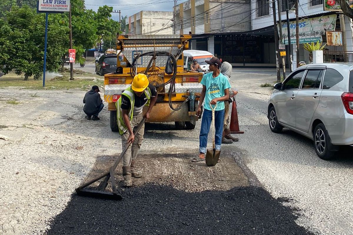 Salah satu ruas jalan di Pekanbaru yang mengalami penambalan jalan oleh Dinas PUPR 