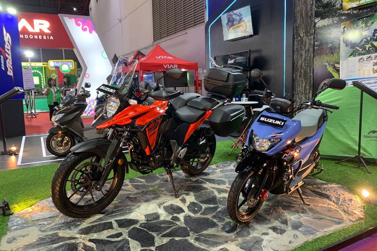 Deretan motor di booth Suzuki pada ajang Jakarta Fair 2024