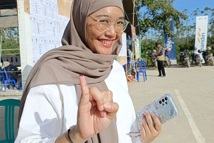 Intan Ayudya, pegawai Kementerian Sekretariat Negara yang menggunakan hak pilihnya di TPS 901, Desa Bumi Harapan, Kecamatan Sepaku, Kabupaten Penajam Paser Utara (PPU).