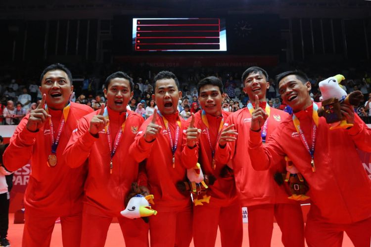 Tim bulu tangkis putra Indonesia meraih medali emas Asian Para Games 2018 seusai mengalahkan Malaysia pada final di Senayan, 7 Oktober 2018. 