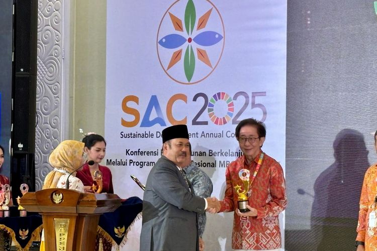 Menteri PPN/Kepala Bappenas Prof Dr Ir Rachmat Pambudy, MS kepada Direktur Sido Muncul, Dr (HC) Irwan Hidayat di Jakarta, Rabu (19/11/2025).
