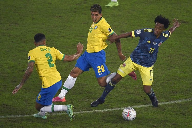 Penyerang Brasil Roberto Firmino (20) berusaha merebut bola dari penguasaan pemain Kolombia Juan Cuadrado (11) pada laga lanjutan fase grup Copa America 2021 di Stadion Nilton Santos, Rio de Janeiro, Kamis (24/6/2021) pagi WIB.