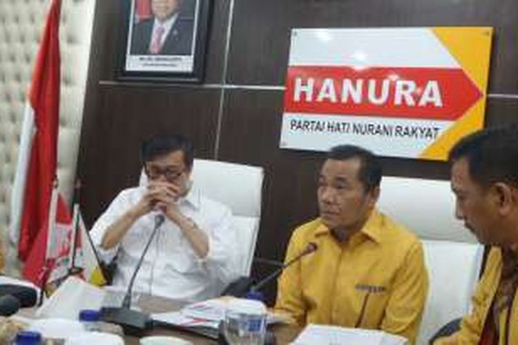 Menteri Hukum dan HAM Yasonna Laoly (kiri) dan Sekretaris Jenderal Partai Hanura Sarifuddin Sudding di Fraksi Partai Hanura, Komples Parlemen, Senayan, Jakarta, Kamis (19/1/2017).