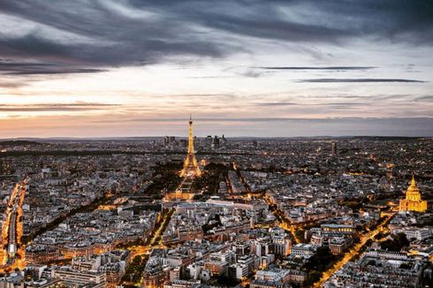 Keindahan Menara Eiffel Terlihat Jelas dari Balik Jendela Restoran Ini
