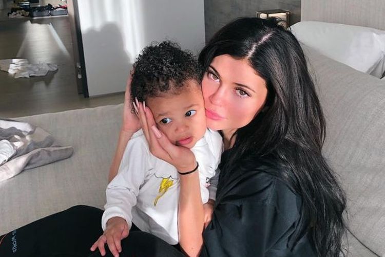 Kylie Jenner dan putrinya, Stormi.