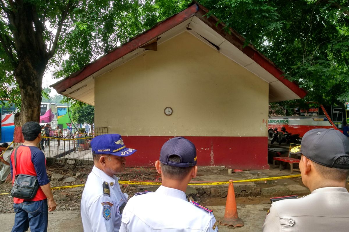 Garis polisi dipasang di TKP penemuan mayat pria di Kampung Rambutan, Rabu (15/11/2017).