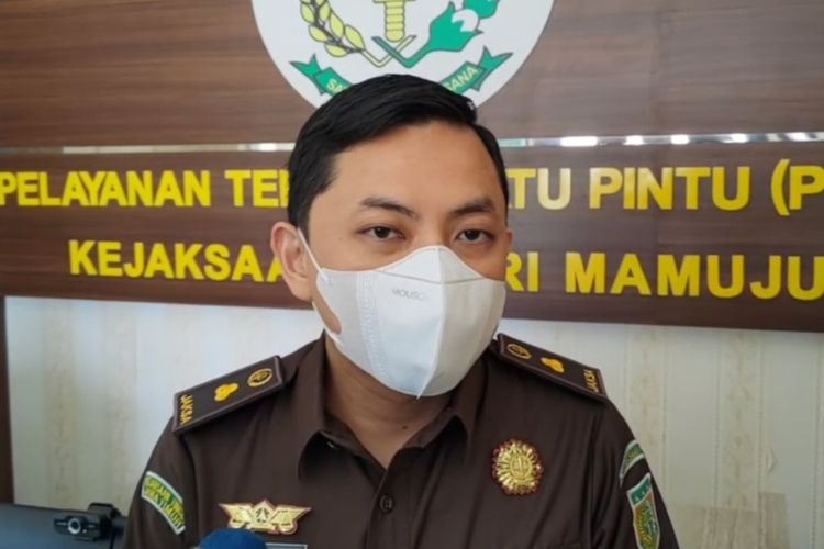 Plh Kasi Intel Kejari Mamuju Didit Nugroho saat diwawancara wartawan di kantor Kejari Mamuju, Sulawesi Barat, Senin (3/4/2023).