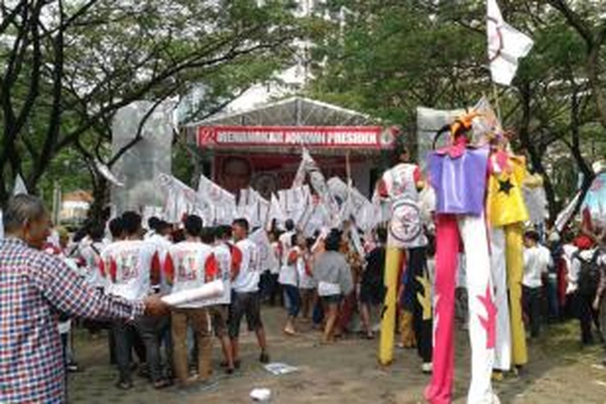 Suasana di area Gelora Bung Karno, Senayan, Jakarta Pusat, pada Konser Salam Dua Jari Menuju Kemenangan Jokowi-JK, Sabtu (5/7/2014).