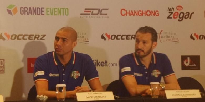 Calcio Legends, David Trezeguet (kiri), dan Gianluca Zambrotta, menjawab pertanyaan wartawan di hotel JW Marriott pada Jumat (20/5/2016) jelang laga Calcio Legends versus Primavera Baretti.