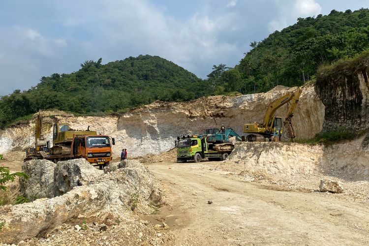 Alat berat disita dari Gunung Karang dalam kasus penambangan kapur ilegal, Rabu (2/7/2025).  i
