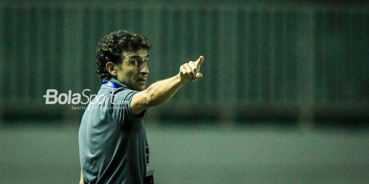 Pelatih timnas U-23 Indonesia, Luis Milla, memberikan instruksi pada laga PSSI Anniversary Cup 2018 kontra timnas u-23 Korea Utara di Stadion Pakansari, Bogor, pada 30 April 2018.
