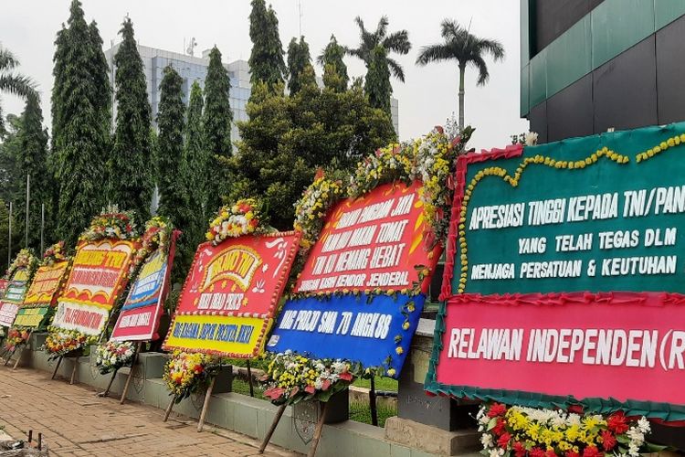 Markas Kodam Jaya di Cililitan, Jakarta Timur, dipenuhi karangan bunga, Senin (23/11/2020)