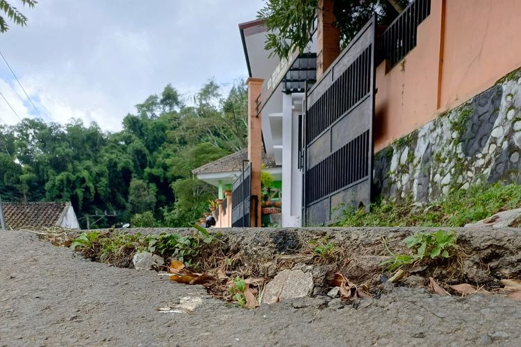 Lokasi tanah gerak di Dusun Brau, Desa Gunungsari, Kecamatan Bumiaji, Kota Batu, Jawa Timur. 