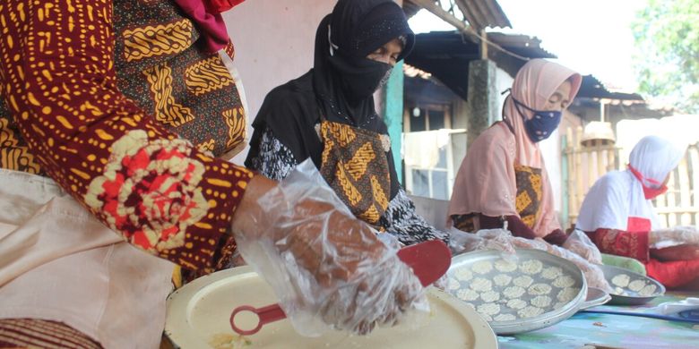 Sejumlah lansia di Kabupaten Cianjur, Jawa Barat, sedang mengerjakan proses pembuatan keripik enye yang diprakarsai seorang lansia bernama Engkom Komariah.