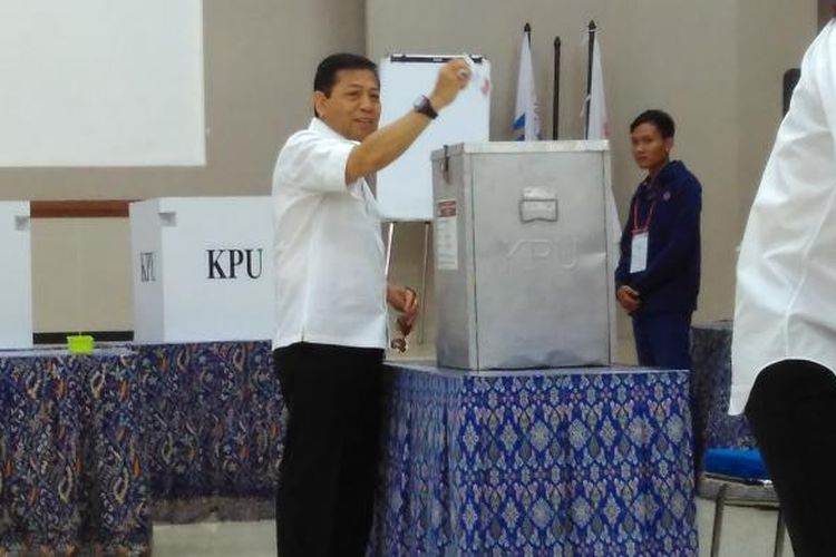 Ketua DPR Setya Novanto saat mencoblos untuk Pilkada DKI 2017 di TPS 04 Kelurahan Melawai