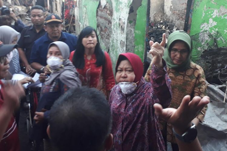 Wali Kota Surabaya Tri Rismaharini meninjau lokasi kebakaran yang hanguskan 16 Rumah di Gundih, Kecamatan Bubutan, Surabaya, Rabu (10/7/2019).