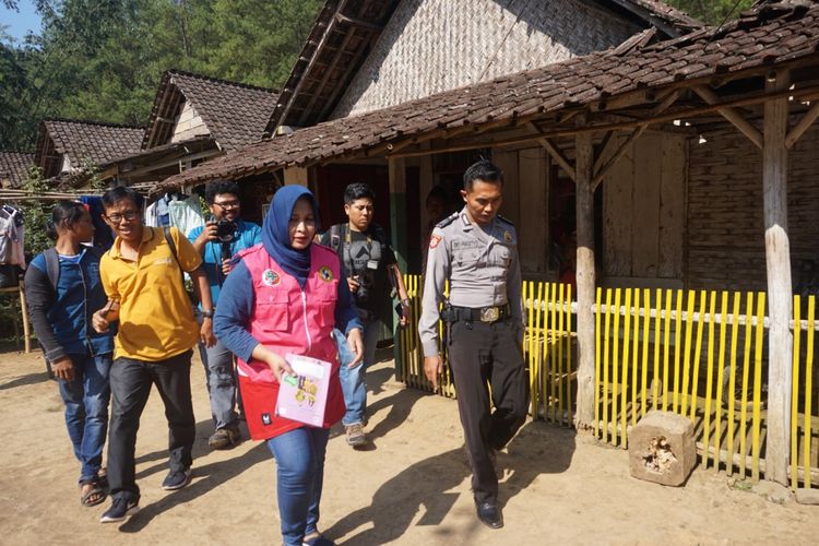 Brigadir Oky dan Laskar Sakinah dari kader Posyandu Puskesmas Sempu sedang mendatangi rumah ibu hamil resiko tinggi di Kampung Tlocor Desa Jambewangi