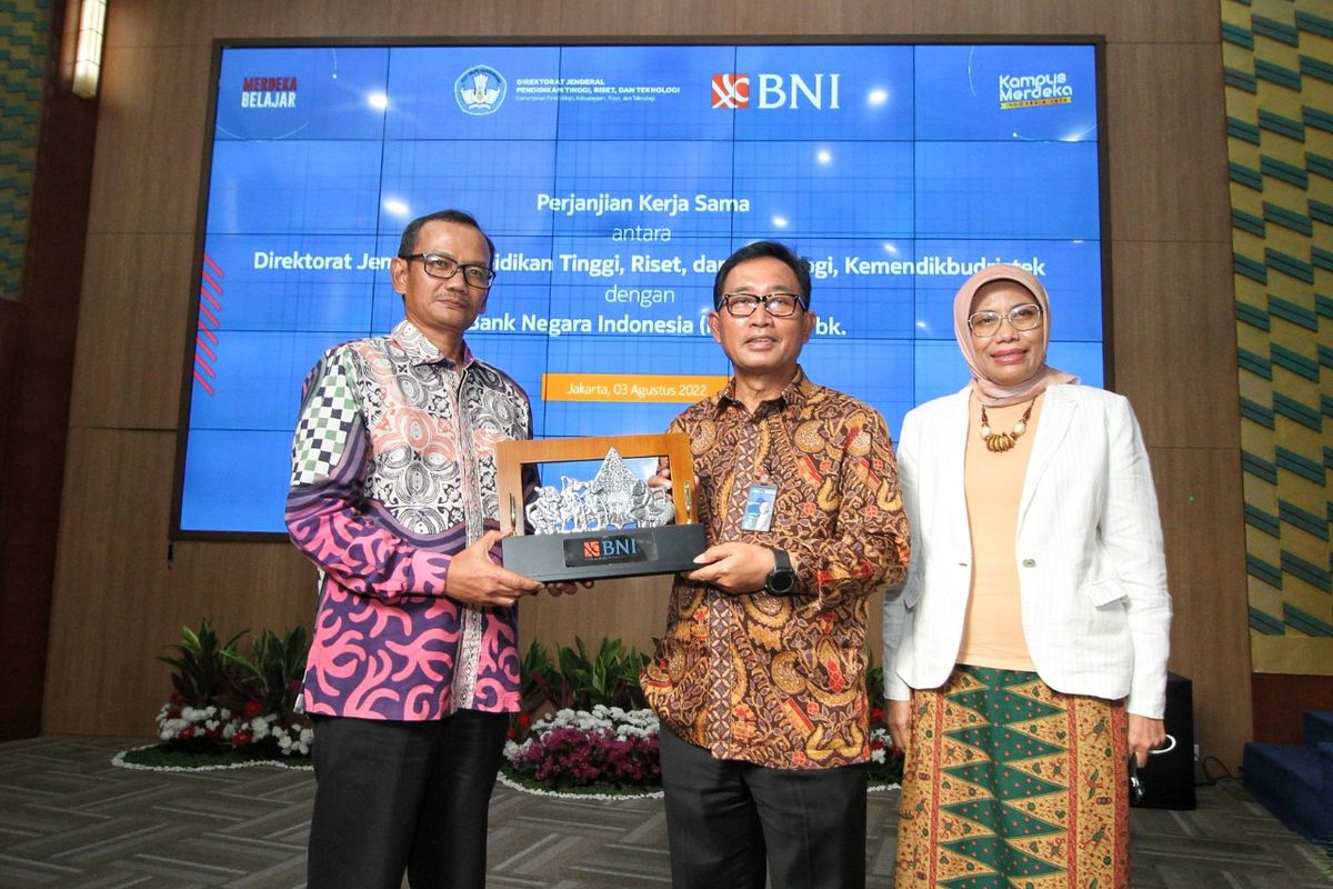 Direktur Hubungan Kelembagaan BNI Sis Apik Wijayanto (tengah), Plt. Direktur Jendral Dikti Ristek Prof. Nizam (kiri), dan Plt. Sekertaris Direktorat Jenderal Diktiristek Prof. TjitTjik Sri Tjahjandarie (kanan) usai Penandatanganan Nota Kesepahaman (MoU), BNI dan Ditjen Dikti Ristek terkait dengan Kick Off Dikti Ristek Financial Ecosystem, Rabu (3/8/2022).