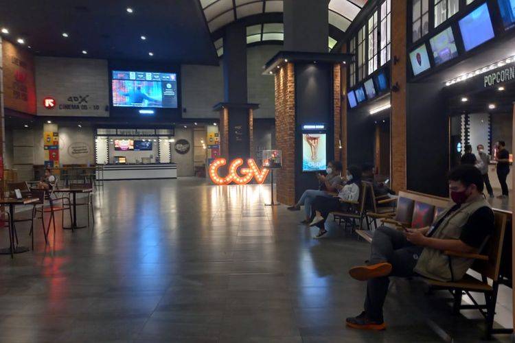 Suasana hari pertama pembukaan kembali bioskop CGV Mal Central Park, Grogol Petamburan, Jakarta Barat, pada Kamis (16/9/2021)