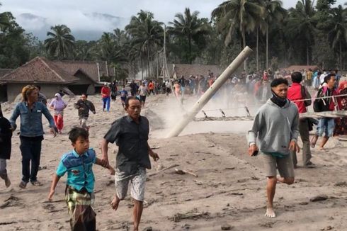 Tinjau Lokasi Terdampak Erupsi Semeru, Risma Ingin Pastikan Dapur Umum Penuhi Kebutuhan Pengungsi