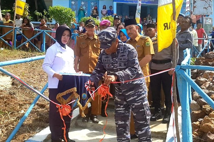 Pangkalan TNI Angkatan Laut (Lanal) Dabo Singkep menunjukkan kepeduliannya terhadap suku laut dengan meresmikan Pulau Lipan, Desa Penuba, Kecamatan Selayar sebagai Kampung Bahari Nusantara. 