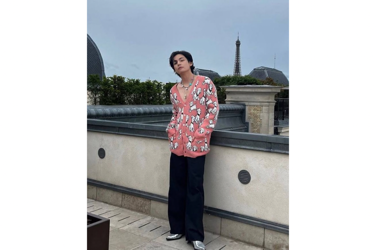 Outfit V BTS untuk inspirasi outfit of the day (OOTD).