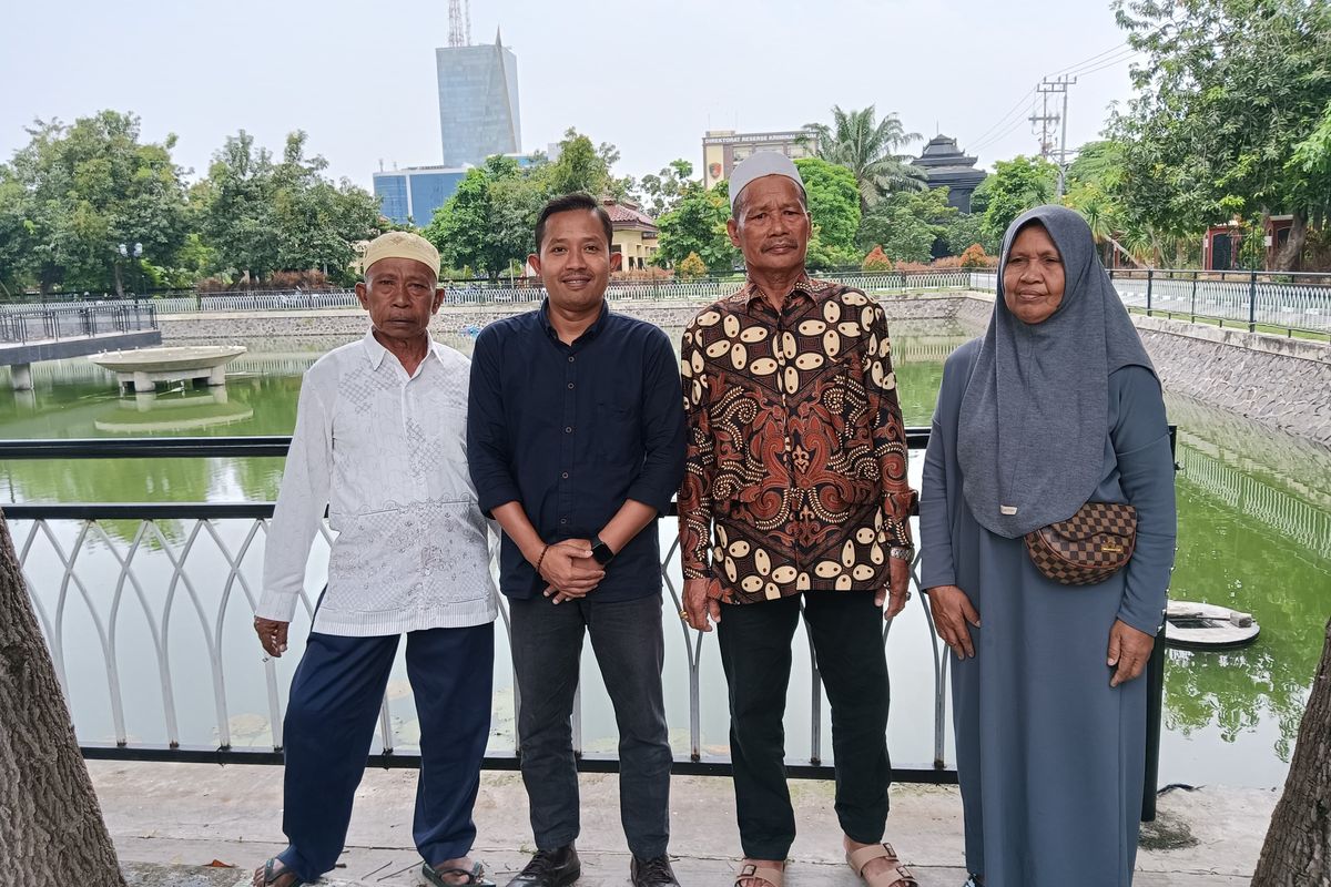 Kuasa hukum warga, Marlaf Sucipto, bersama tiga saksi dari Dusun Tapakerbau saat bersaksi di Polda Jawa Timur. 