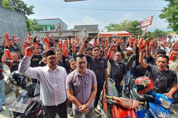 Ratusan kader TMP Kabupaten Majalengka saat mendatangi Sekretariat DPC PDIP Kabupaten Majalengka, Jalan Pemuda, Kecamatan/Kabupaten Majalengka, Selasa (16/1/2024).