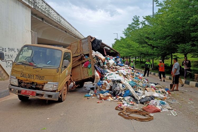 Bak sebuah truk pengangkut sampah milik Pemerintah Kota Batam terguling saat melintasi Laluan Madani, Batam Center, Kamis (30/5/2024) pagi.