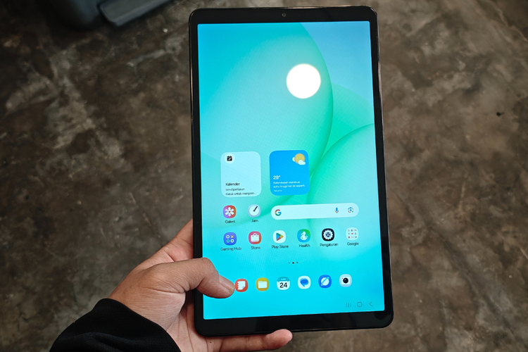 Tampilan layar depan tablet Samsung Galaxy Tab A11 ketika dalam posisi vertikal. Layar ini mengusung Thin-Film Transistor (TFT) berukuran 8,7 inci dengan resolusi WXGA+ (1.340 × 800 piksel).