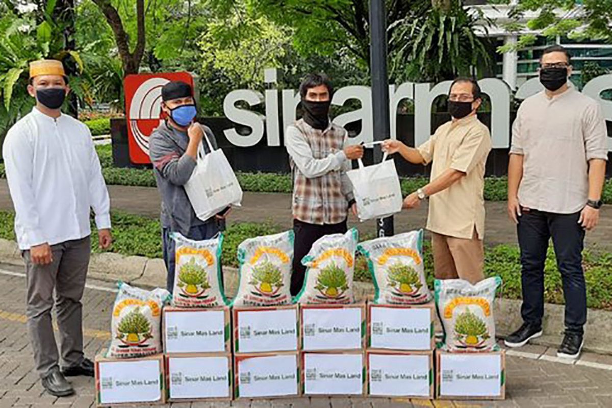 Yayasan Muslim Sinar Mas Land serahkan bantuan kepada pemakmur masjid di kawasan BSD City Tangerang Selatan.