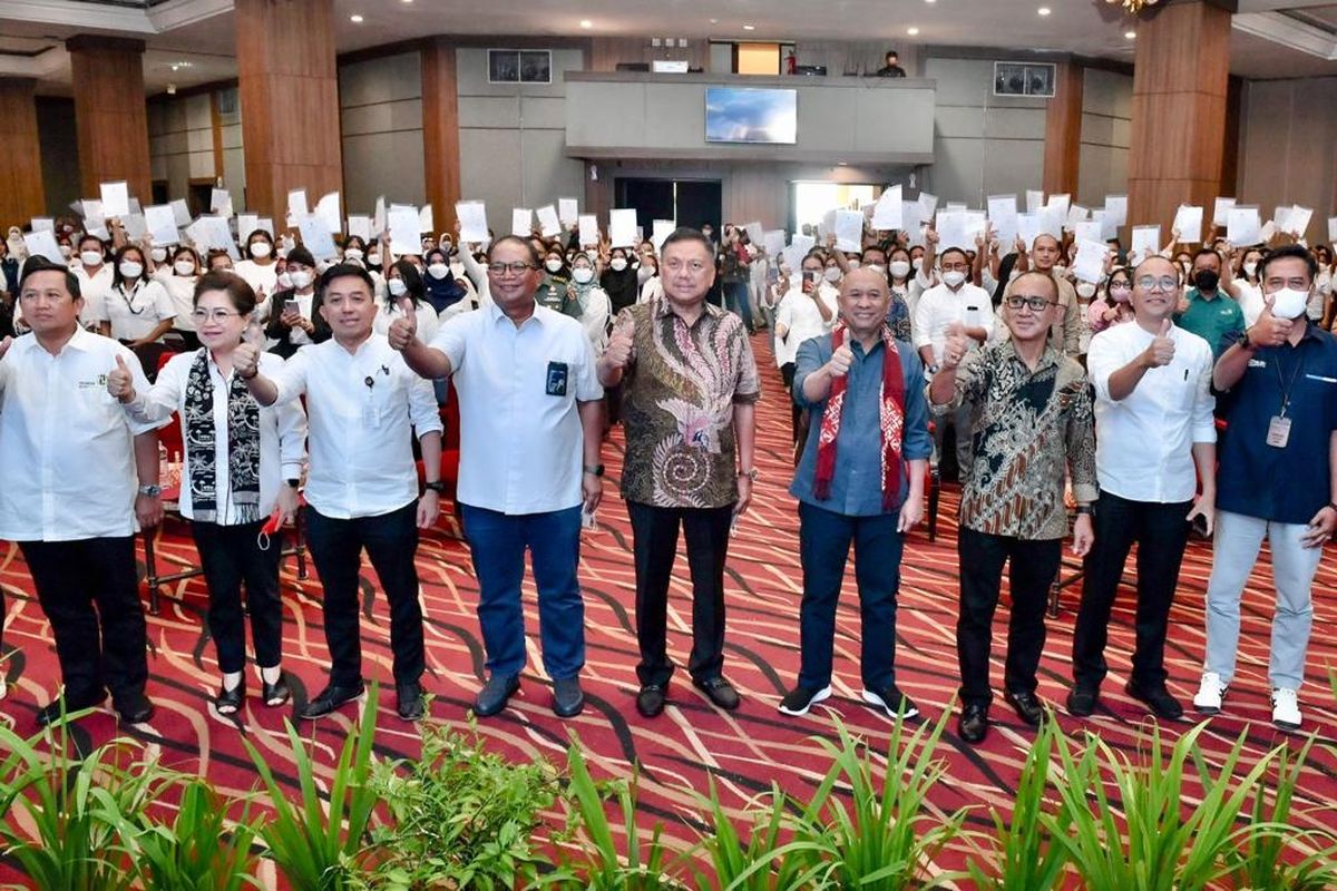 Penyerahan Nomor Induk Berusaha (NIB) Kepada 600 Nasabah PNM Mekaar di Hotel Aryaduta, Manado, Sulawesi Utara, Sabtu (24/9/2022)
