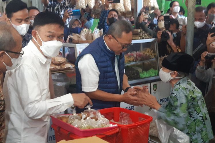Menteri Perdagangan (Mendag) Zulkifli Hasan atau Zulhas memborong nasi bungkus milik Nenek Tuginem di Pasar Gede Solo, Jawa Tengah, Kamis (15/9/2022).