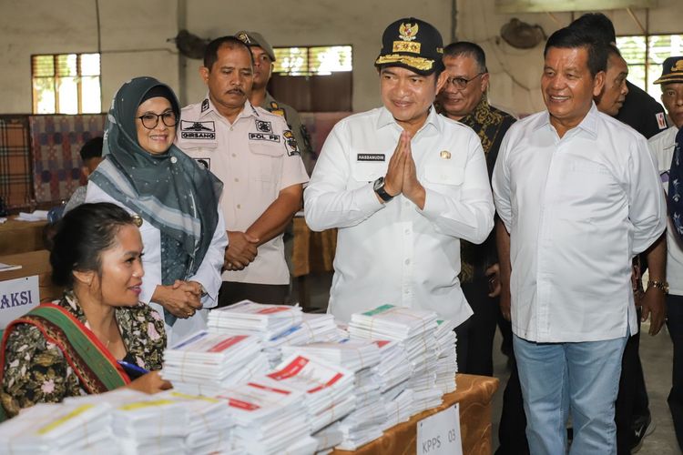 Foto: Pj Gubernur Sumut (Gubsu) Hassanudin saat meninjau salah satu TPS di Kecamatan Siantar, Kabupaten Simalungun, Provinsi Sumut, Rabu (14/2/2024).