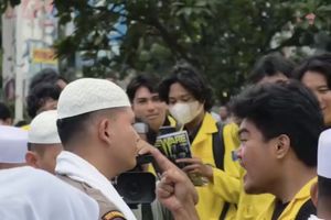 Terungkapnya Sosok Pria Beralmamater Kuning Saat Demo di Mabes Polri...