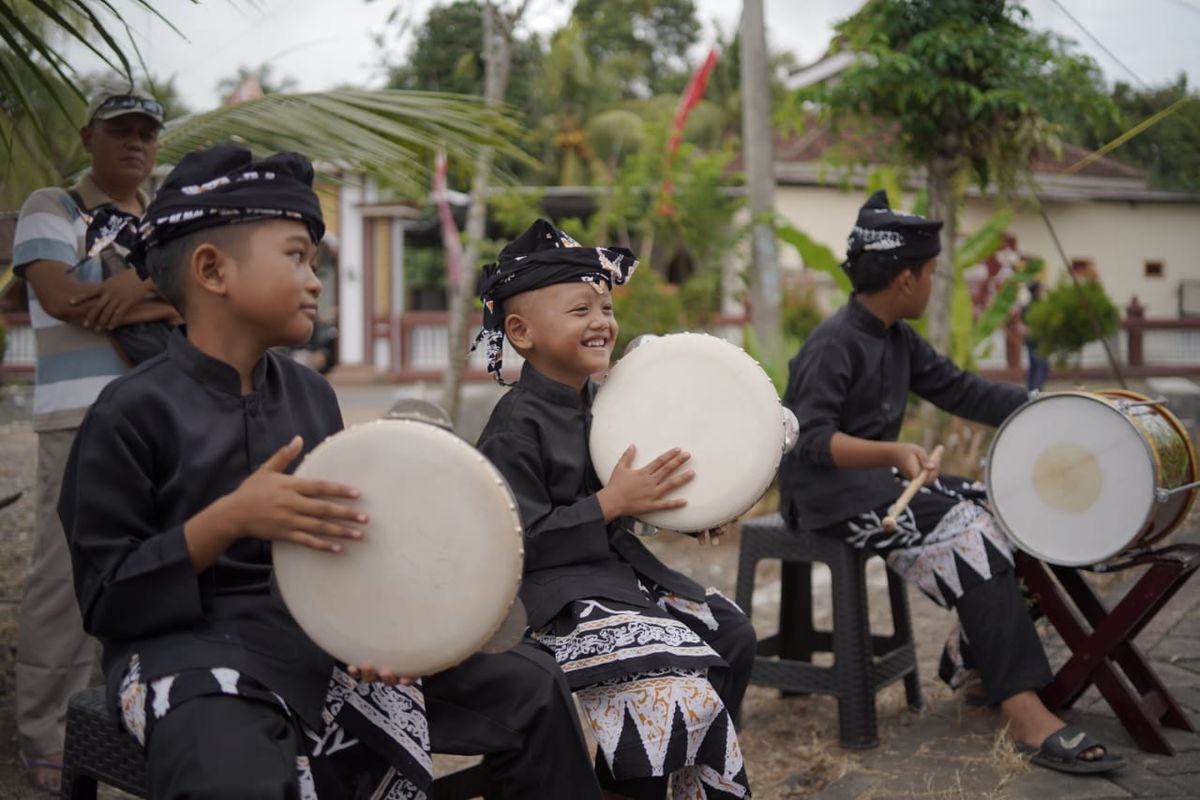 Azril Fadhil Alfarizqi (tengah) bocah 6 tahun pemain kuntulan, Cluring, Banyuwangi, Jumat (17/1/2025)