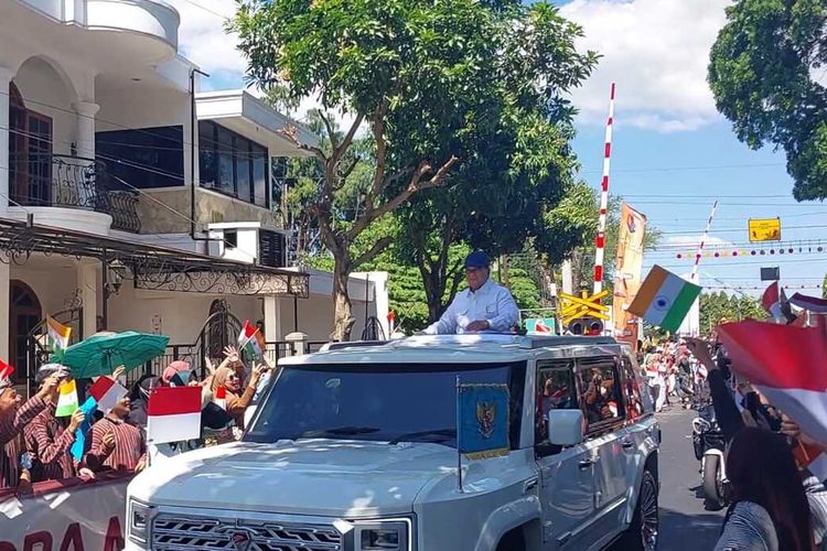 Kenakan Busana Jawa, Ratusan Siswa di Sleman Sambut Kedatangan Prabowo Subianto dan Narendra Modi