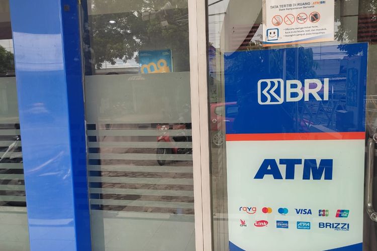 Kepanjangan ATM berbeda dalam Bahasa Indonesia dan Inggris. Di Tanah Air, ATM kepanjangan dari anjungan tunai mandiri.