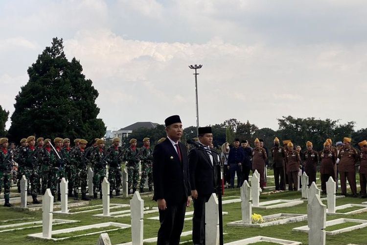 Penjabat Gubernur Jawa Barat Bey Triadi Machmudin saat memimpin prosesi pemakaman Solihin GP di Taman Makan Pahlawan (TMP) Cikutra, Kota Bandung, Jawa Barat, Selasa (5/3/2024). 
