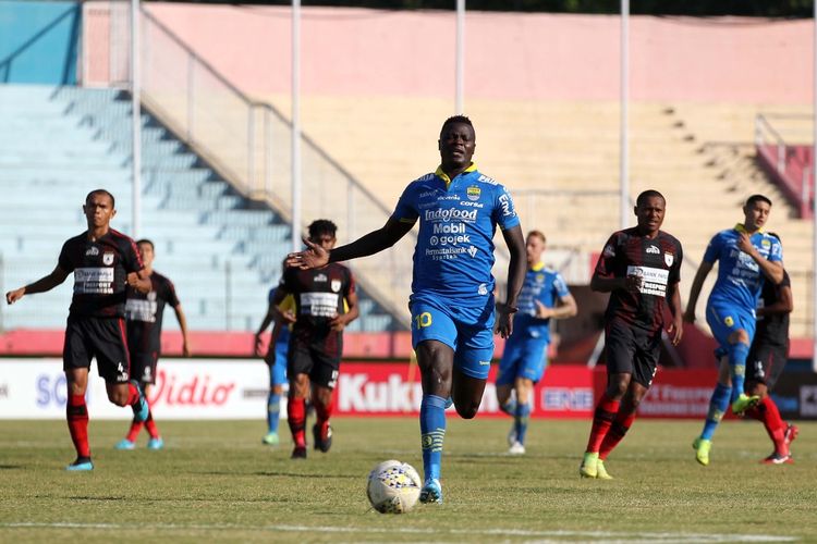 Pemain Persib Bandung, Ezechiel NDouassel berhasil mencetak dua gol saat melawan Persipura Jayapura, Senin (23/9/2019).