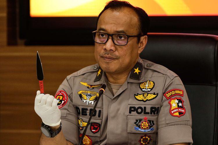 Kepala Biro Penerangan Masyarakat Divisi Humas Polri Brigadir Jenderal (Pol) Dedi Prasetyo menunjukkan barang bukti saat jumpa pers pengungkapan terorisme di Mabes Polri, Jakarta, Kamis (17/10/2019).