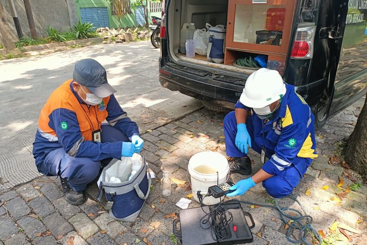 DLH Bekasi Ambil Sampel Air Kali Rawalumbu yang Berwarna Biru Pekat, Ini Hasilnya