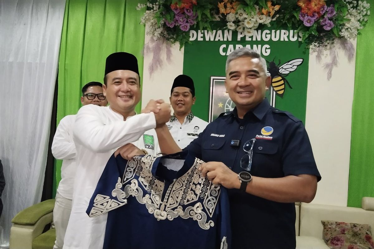 Artis M Farhan (kanan) yang juga kader Partai Nasdem telah resmi berpasangan dengan Erwin (kiri), Ketua Dewan Pimpinan Cabang Partai Kebangkitan Bangsa (PKB) Kota Bandung dalam ajang Pikada Kota Bandung 2024.
