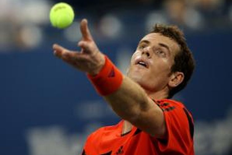 Petenis Skotlandia, Andy Murray, melempar bola saat akan melakuan servis, pada babak pertama US Open, melawan Michael Llodra dari Perancis, di USTA Billie Jean King National Tennis Center, New York, Rabu (28/8/2013).