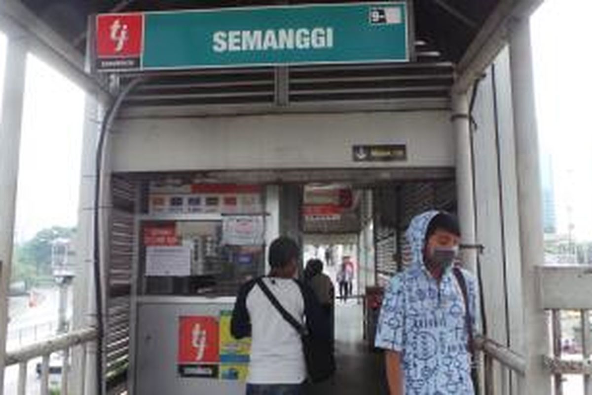 Halte Transjakarta Semanggi, di Jakarta Pusat. Jumat (1/8/2014).