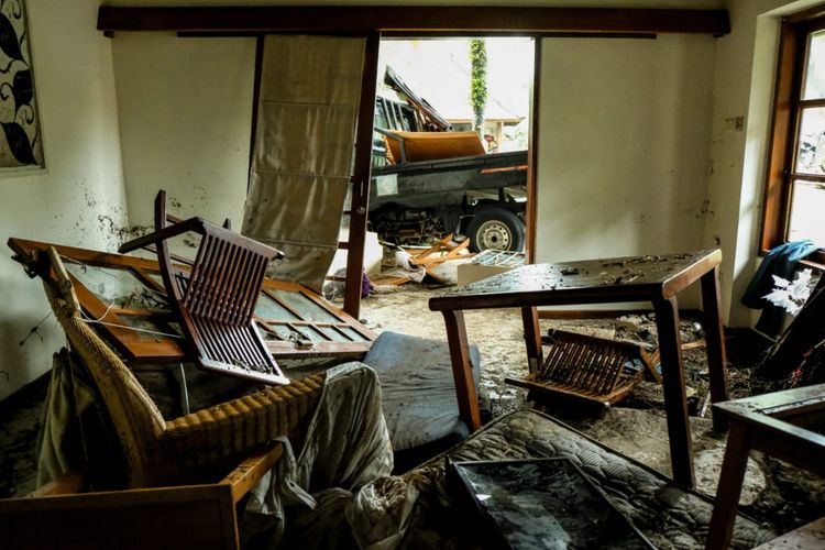 Kamar villa rusak akibat tsunami Selat Sunda, Sabtu (22/12).